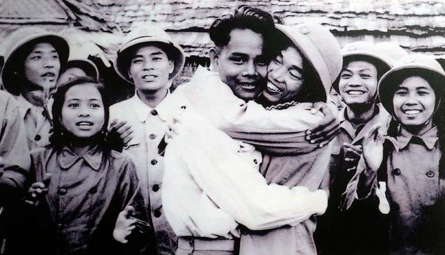 Hình ảnh cảm động khi bộ đội tình nguyện Việt Nam chia tay các bạn Lào trước lúc trở về nước, năm 1961. (Ảnh tư liệu)