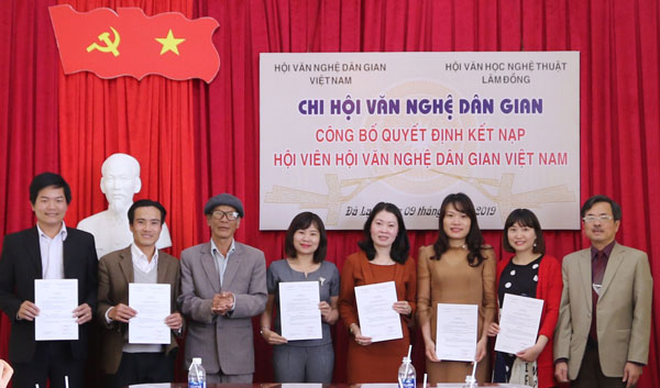 Lãnh đạo Hội VHNT Lâm Đồng và TS. Lê Hồng Phong (ngoài cùng bìa phải) trao quyết định kết nạp hội viên mới