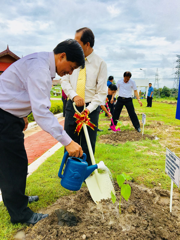 Đ/c Trần Đức Quận - Phó Bí thư Thường trực Tỉnh ủy - Chủ tịch HĐND tỉnh trồng cây lưu niệm tại tỉnh Bolykhamxay nhân chuyến thăm bạn vào tháng 6/2017