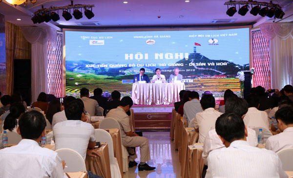 Nguyễn Văn Sơn, Hà Văn Siêu và Vũ Thế Bình chủ trì nội dung tham luận giải pháp phát triển du lịch Hà Giang tại Hội nghị