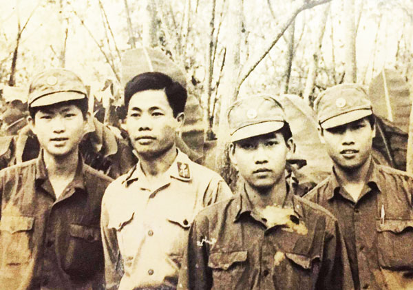 Nhà báo Tạ Việt Anh (bìa trái) cùng đồng đội trước lúc vào Quảng Trị - tháng 3/1972