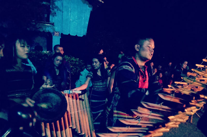 Các nghệ nhân biểu diễn đàn truyền thống tại đêm hội cồng chiếng