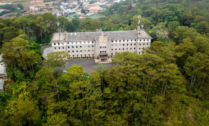 Viện sinh học Tây Nguyên nằm trên đồi Tùng Lâm, cách trung tâm TP Đà Lạt (Lâm Đồng) khoảng 7 km. Đây vốn là tu viện thuộc dòng Chúa cứu thế của Việt Nam, được sử dụng vào hoạt động nghiên cứu sau năm 1975