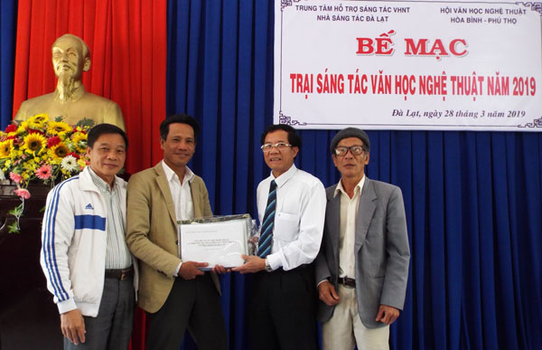 Hội VHNT Phú Thọ trao bản thảo tác phẩm cho Nhà sáng tác Đà Lạt trước sự chứng kiến của lãnh đạo Hội VHNT Lâm Đồng và Hoà Bình