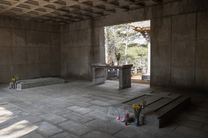 Bên trong lăng là hai ngôi mộ của vợ chồng ông Nguyễn Hữu Hào được song táng theo quan niệm “Càn Khôn hiệp đức”, ở giữa có một bệ thờ. Nền, trần, tường, bia mộ, hương án... đều được làm bằng đá xanh.