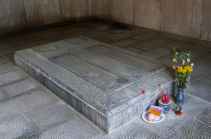 Hai ngôi mộ được chạm khắc hình tượng thập giá của đạo Thiên Chúa ở trung tâm.