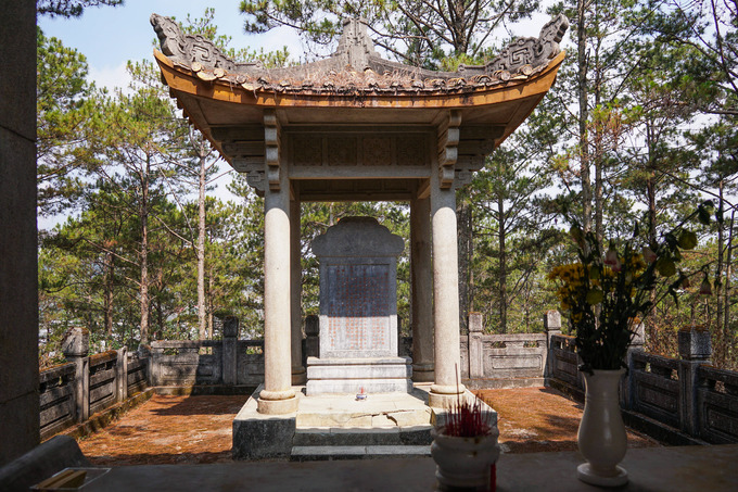 Phía sau mộ là một nhà bia nhỏ, dựng bằng đá xanh. Bài minh trên bia do chính hoàng hậu Nam Phương lập năm 1939.