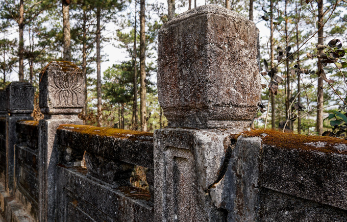 Dù vậy, khu lăng mộ ít được du khách biết đến, một số hạng mục có dấu hiệu xuống cấp, rêu bám xanh trên đá, cây dại phủ kín...