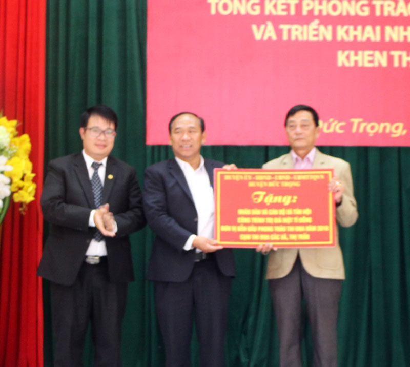 Đồng chí Nguyễn Ngọc Phúc – TUV, Bí thư Huyện ủy Đức Trọng, trao biển tặng công trình 1 tỷ đồng cho Đảng bộ, chính quyền và nhân dân xã Tân Hội – là đơn vị dẫn đầu khối thi đua các xã, thị trấn