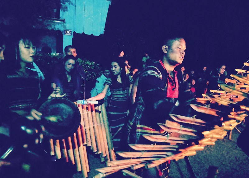 Các nghệ nhân biểu diễn đàn truyền thống tại đêm hội cồng chiêng. Ảnh: T.Vũ