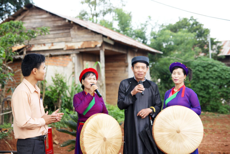 Các CLB Hội Người cao tuổi xã Đinh Lạc, huyện Di Linh được xem là nơi lưu giữ nét đẹp văn hóa của các vùng miền. Ảnh: T.Hiền