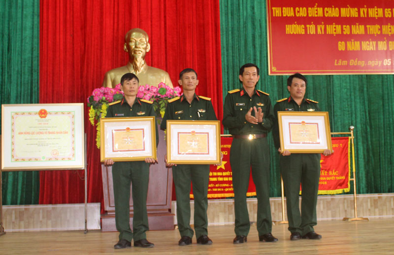 Phó Chính ủy Bộ CHQS tỉnh, Đại tá Trần Chiến trao bằng khen của Bộ Tư lệnh Quân khu 7 cho các tập thể, cá nhân