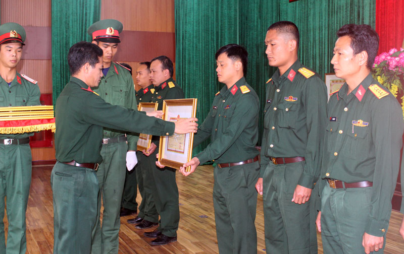 Các tập thể, cá nhân được Bộ Chỉ huy quân sự tỉnh khen thưởng vì có thành tích xuất sắc trong thực hiện nhiệm vụ sãn sàng chiến đấu và tổ chức các hoạt động đón xuân Kỷ Hợi 2019