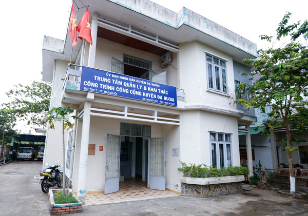 Trụ sở Trung tâm QL&KTCTCC huyện  Đạ Huoai nơi doanh nghiệp tới mua hồ sơ dự thầu và bị các đối tượng côn đồ theo dõi, hành hung tại quán nước gần đơn vị