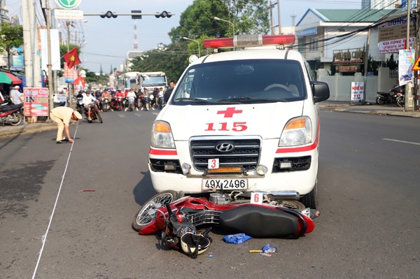Xe cứu thương tông xe máy, 2 người bị thương nặng