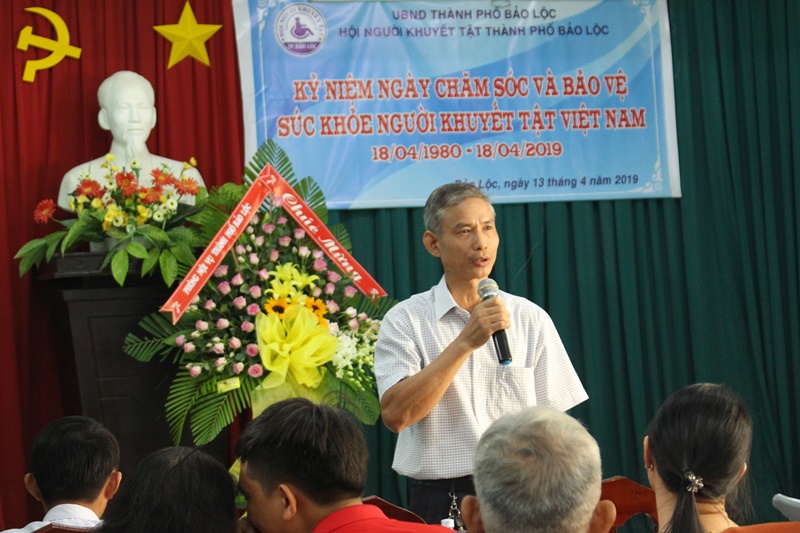 Ông Đinh Công Huyện, Phó trưởng Phòng LĐ, TB & XH TP Bảo Lộc, chia sẻ với những người khuyết tật Bảo Lộc