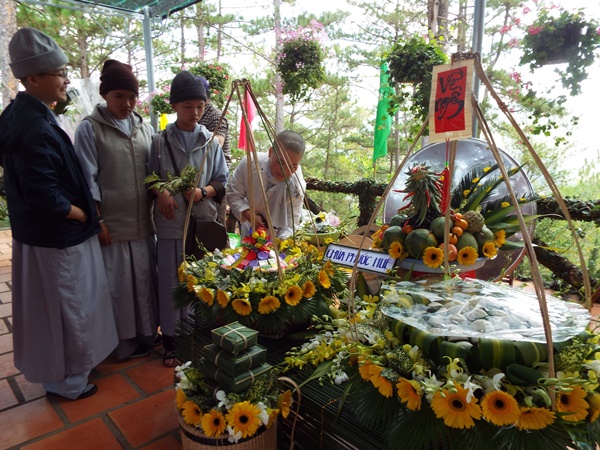 Mâm ngũ quả của chùa Phước Huệ được bày trên gánh, rực rỡ hoa