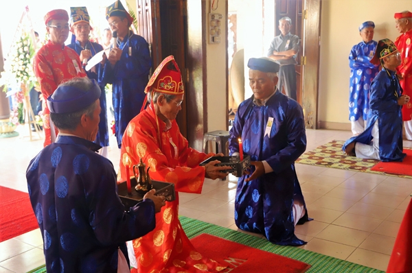 Các vị cao niên thành kính làm lễ tưởng niệm các Vua Hùng tại đình Kon Hinh