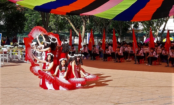 Học sinh trường THCS Hùng Vương biểu diễn văn nghệ mừng Ngày Quốc Tổ