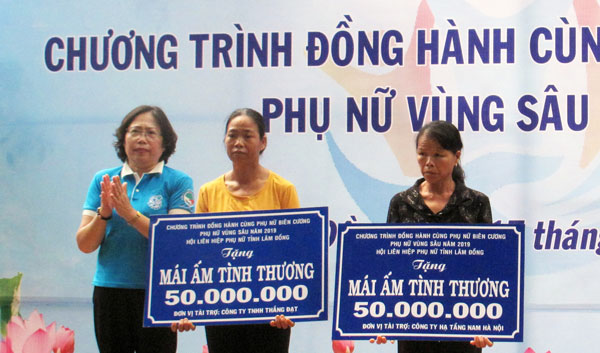 Bà Phạm Thị Mỹ Huyền - Chủ tịch Hội LHPN tỉnh trao tặng 2 “Mái ấm tình thương” cho phụ nữ khó khăn