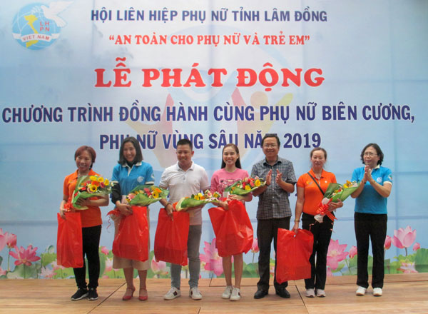 Lãnh đạo Hội LHPN tỉnh và huyện Đạ Tẻh tặng hoa cho các nhà tài trợ chương trình Đồng hành cùng phụ nữ vùng sâu năm 2009