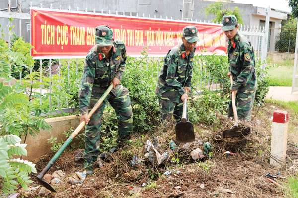 Thanh niên Bộ CHQS tỉnh Lâm Đồng làm vệ sinh môi trường. Ảnh: Đ.Tú