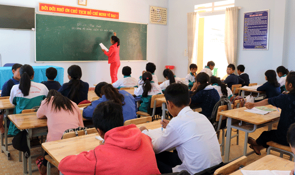Học sinh Trường THCS Đạ Nhim tích cực đến trường học tập. Ảnh: T.T.Hiền