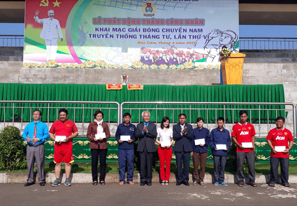 Lãnh đạo Liên đoàn Lao động tỉnh và huyện Bảo Lâm trao quà cho các công nhân lao động có hoàn cảnh khó khăn