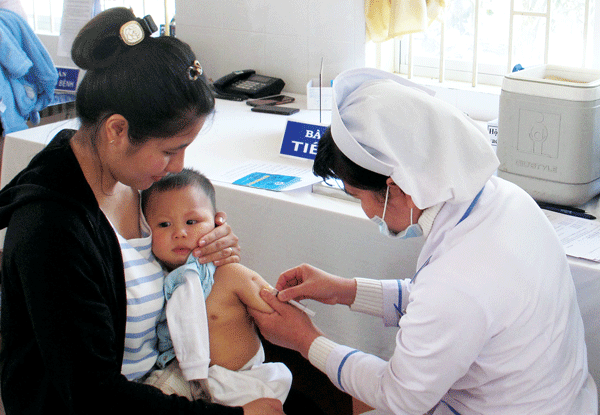 Tiêm vắc xin phòng bệnh sởi cho trẻ em tại Trạm Y tế Phường 4 - Đà Lạt. Ảnh: D.Hiền