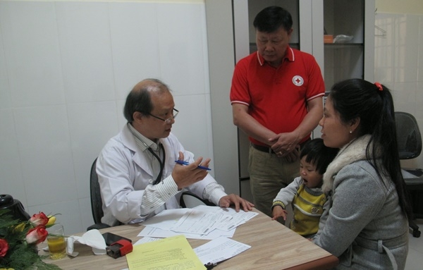 TS-BS Bùi Minh Thành tư vấn cho bà mẹ có con bị tim bẩm sinh nặng
