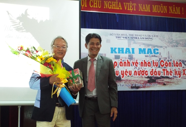 Giám đốc Thư viện Hồ Thanh Hà tặng hoa cho nhà sử học Trần Viết Ngạc
