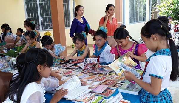 Các em học sinh đọc sách trong ngày hội sách