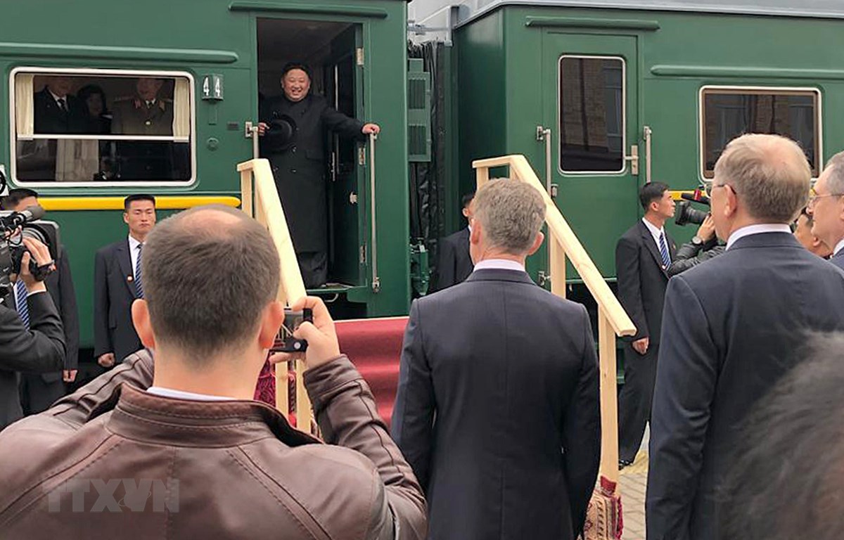 Nhà lãnh đạo Triều Tiên Kim Jong-un rời khỏi tàu hỏa khi đến nhà ga Khasan trong hành trình tới thành phố Vladivostok dự Hội nghị thượng đỉnh với Tổng thống Nga Vladimir Putin, ngày 24/4/2019. (Ảnh: YONHAP/TTXVN)