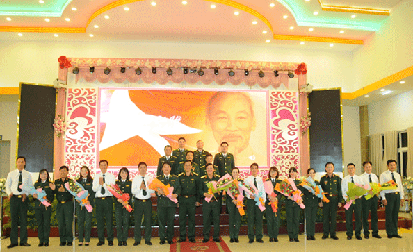 Ban Giám đốc Học viện Lục quân tặng hoa cho giảng viên và học viên