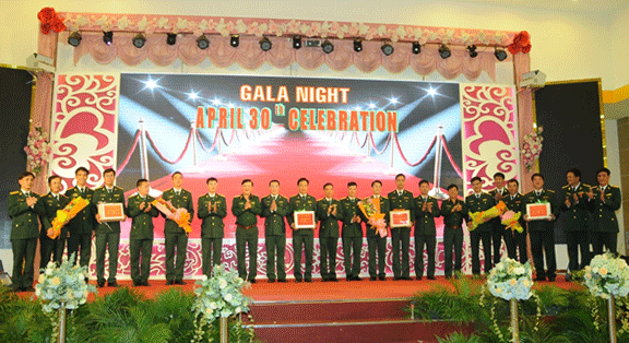 Ban Giám đốc Học viện Lục quân trao giải cho các đội thi