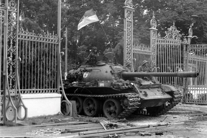 Xe tăng quân Giải phóng tiến vào Dinh Độc Lập ngày 30/4/1975. Ảnh: Tư liệu