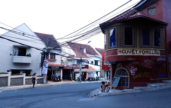 Nguyệt Vọng Lầu trên đường Trương Công Định, nay là khu phố Tây vẫn không có nhiều thay đổi. 