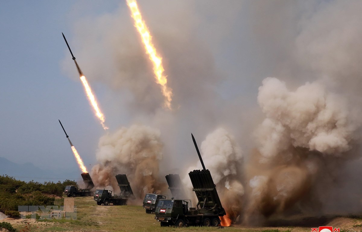 Triều Tiên tiến hành thử vũ khí dẫn đường chiến thuật mới và nhiều giàn phóng rocket mới ngày 4/5. (Ảnh: Yonhap/TTXVN)