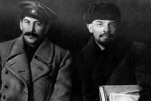 Stalin (bìa trái) bên V.I Lenin - lãnh tụ vĩ đại của Cách mạng tháng Mười Nga và Đảng Bolshevik, vào năm 1919. Ảnh: TL