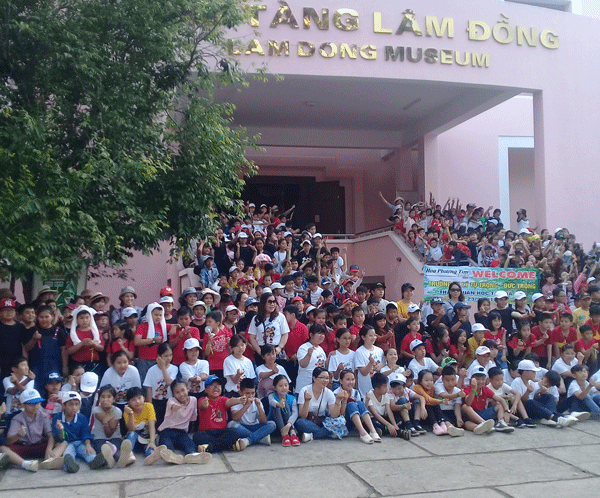 Các em học sinh và thầy cô giáo cùng các hướng dẫn viên du lịch chụp hình lưu niệm sau khi tham quan bảo tàng. Ảnh: Đ.B.N