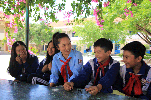 Với cô Lê Thị Vân, công tác TPT Đội giúp cô có thêm nhiều kỷ niệm và gắn bó nhiều hơn với học sinh. Ảnh: V.Q