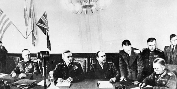 Đêm 8/5/1945, tại ngoại ô thủ đô Berlin của Đức (rạng sáng 9/5 theo giờ Moskva), phátxít Đức đã ký văn bản đầu hàng không điều kiện Liên Xô và các nước đồng minh, chấm dứt Chiến tranh thế giới lần thứ hai tại châu Âu. (Ảnh: Tư liệu/TTXVN phát)