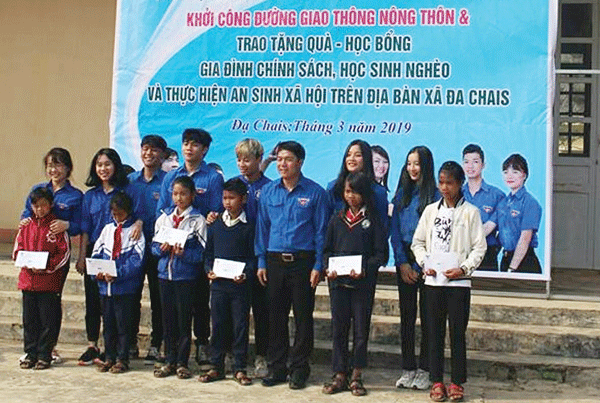 Trao học bổng cho học sinh nghèo là một trong những hoạt động vì cộng đồng được Hội LHTN huyện Lạc Dương thực hiện. Ảnh: T.Hương