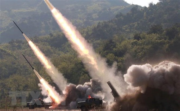 Các vật thể bay rời khỏi bệ phóng rocket trong cuộc diễn tập của các đơn vị phòng vệ Quân đội Nhân dân Triều Tiên ở phía Tây nước này, ngày 9/5. (Nguồn: AFP/TTXVN)
