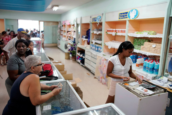 Người dân xếp hàng ra đến tận cửa trong cửa hàng quốc doanh ở thủ đô La Habana ngày 11-5 - Ảnh: REUTERS