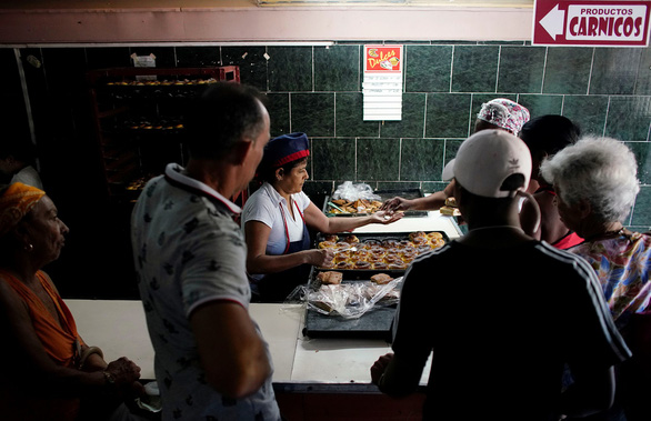 Người dân xếp hàng mua bánh ngọt trong cửa hàng quốc doanh ở thủ đô La Habana ngày 11-5 - Ảnh: REUTERS