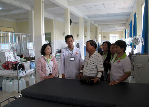 Cử nhận Điều dưỡng Lê Quốc Việt – Điều dưỡng trưởng Khoa Thận - Lọc máu - BVĐK tỉnh tiếp nhận nệm từ Hội Bảo trợ Bệnh nhân nghèo - Người tàn tật và Trẻ mồ côi tỉnh