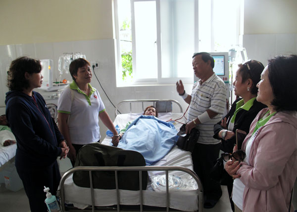 Hội Bảo trợ Bệnh nhân nghèo - Người Tàn tật và Trẻ mồ côi Lâm Đồng cùng nhà tài trợ thăm bệnh nhân chạy thận nhân tạo
