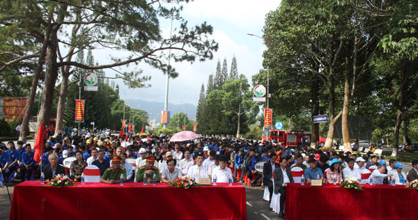 Các đại biểu tham dự Lễ phát động Tháng hành động an toàn vệ sinh lao động tại TP Bảo Lộc
