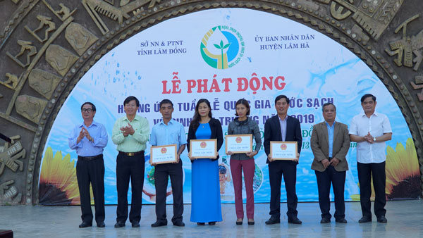 Lãnh đạo huyện Lâm Hà và Chi cục Thủy Lợi Lâm Đồng trao tặng thiết bị lọc nước cho các trường học trên địa bàn huyện